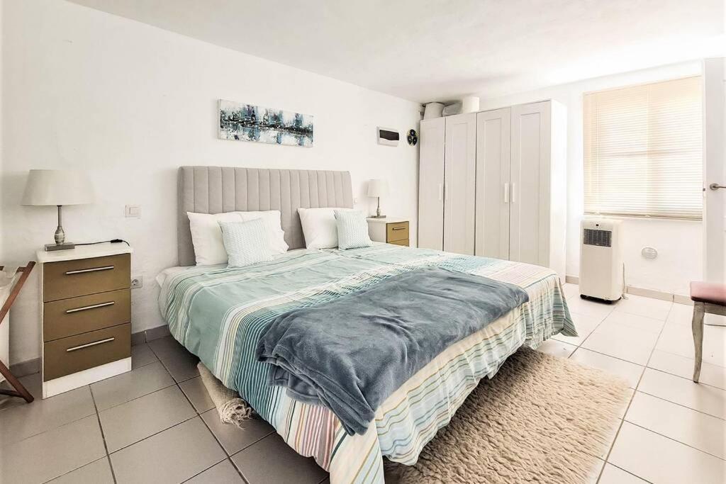 Stunning Sea View Villa With 6 Bedrooms & Heated Pool - Villa Renaissance Плая Бланка Стая снимка